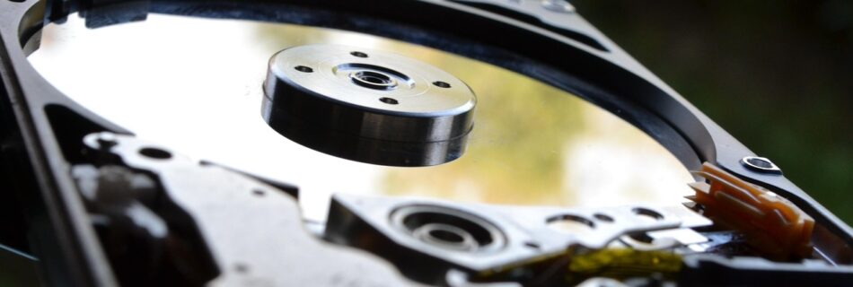 Dépannage informatique : disque dur ouvert pour diagnostic, réparation et récupération de données